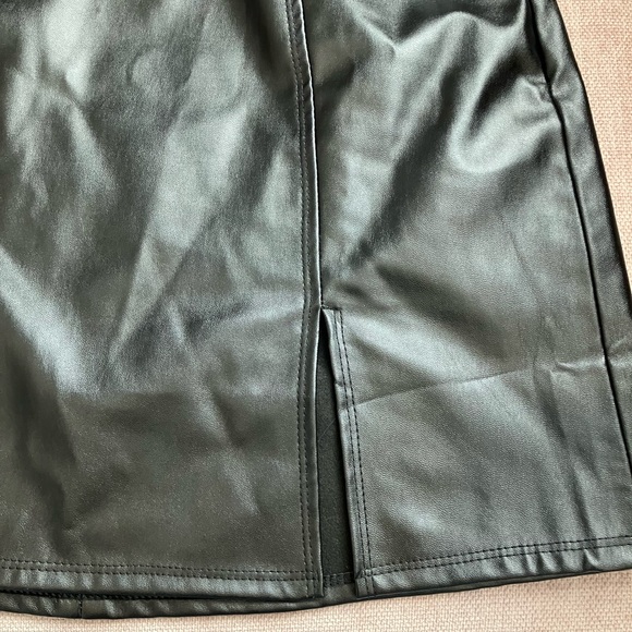Kendall & Kylie faux leather mini skirt
Black size medium - Picture 3 of 7